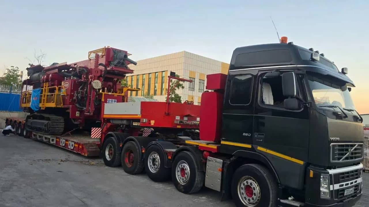 Седельный тягач с буровой установкой на низкорамном полуприцепе